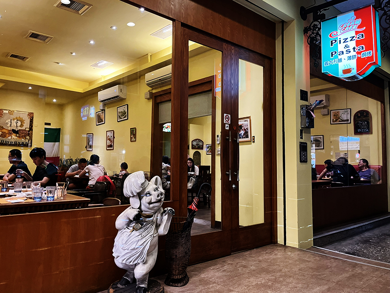 å°ä¸­ å®¢æå®¶åº­å¼ ç¾©å¤§å©é¤å»³ å¤è§